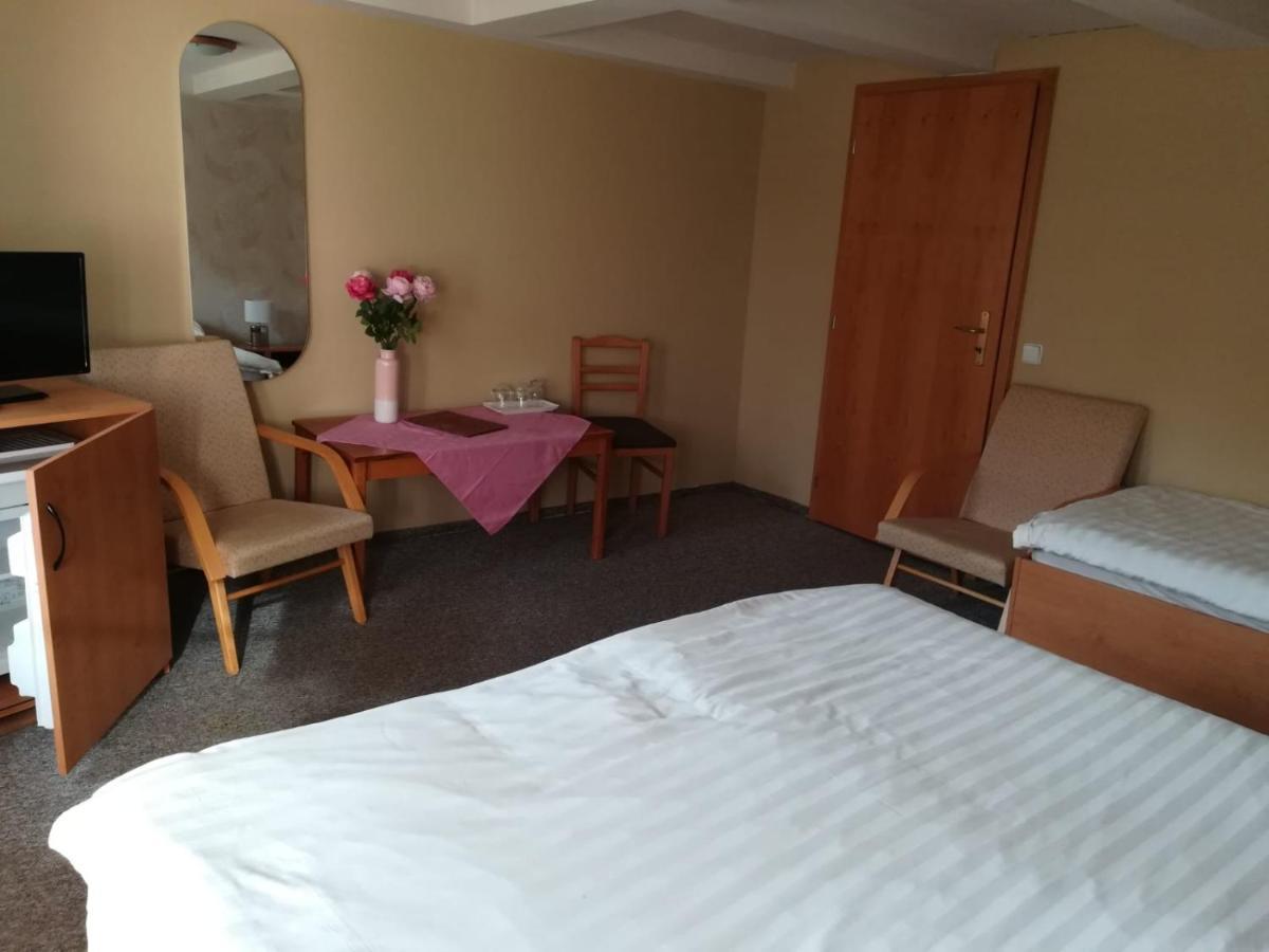 Hotel Kralicek Турнов Экстерьер фото